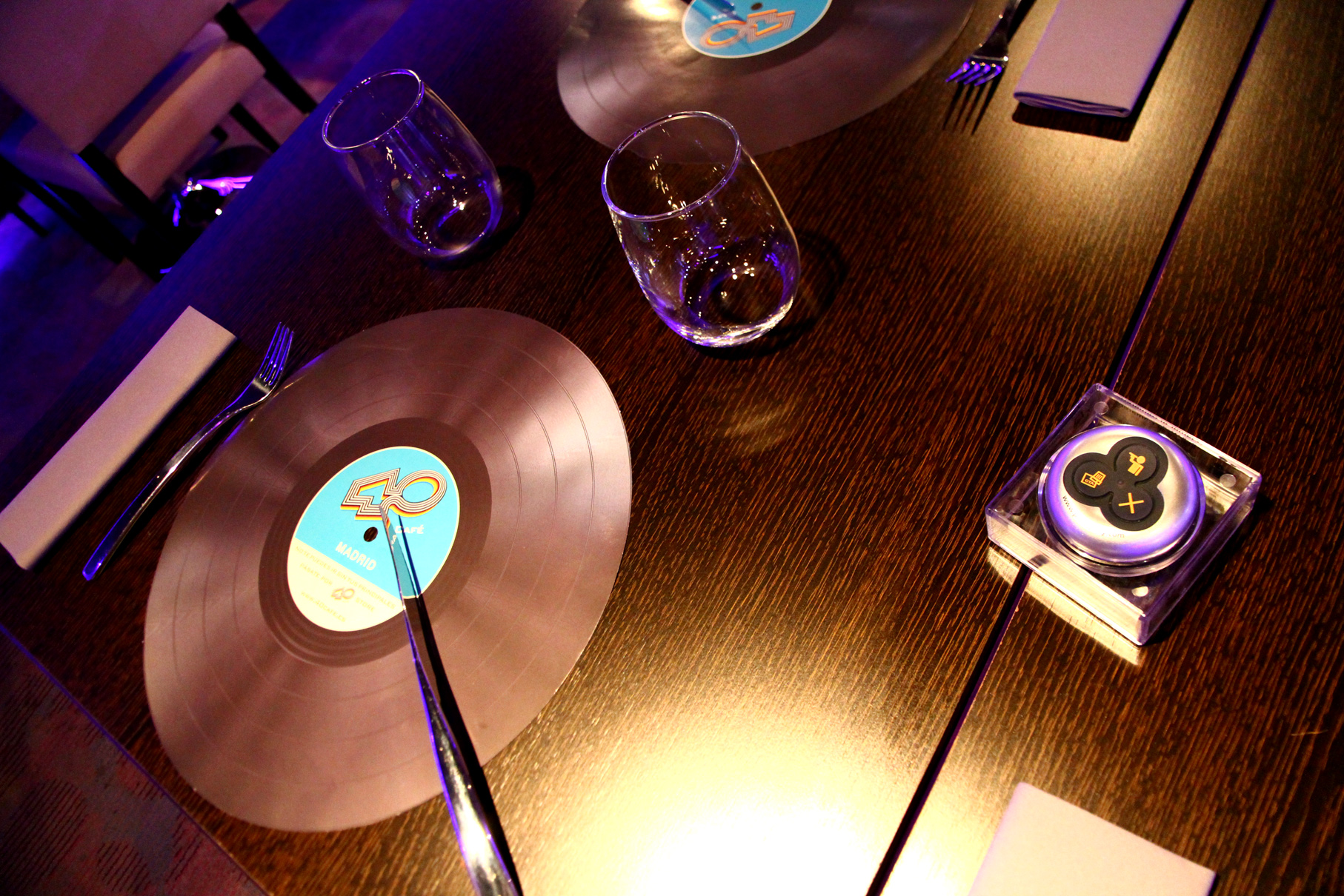 Escoge tu plato favorito desplegando un disco vinilo
