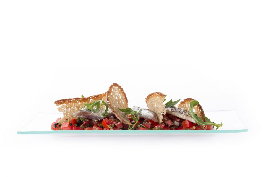 Plato1_Tartar de tomate con sardinas marinadas