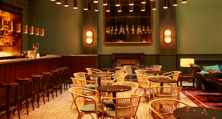 Un restaurante de día, otro de noche