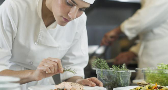 Cocina, el sector más afectado por la discriminación laboral