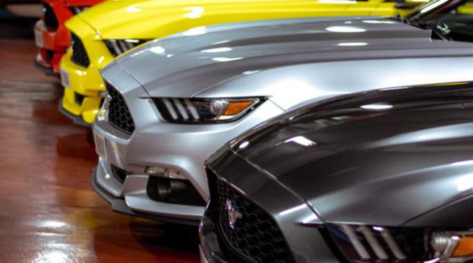 Gastronomía experiencial a bordo de un Mustang
