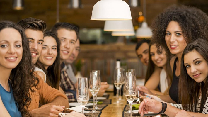 ¿Cómo influye la felicidad en el éxito de bares y restaurantes?