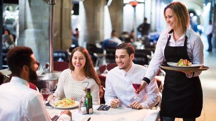 Los trabajadores de la industria hostelera cobran un 17.4% menos que la media salarial española