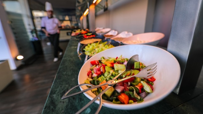 La revolución de la vajilla en el buffet de hotel