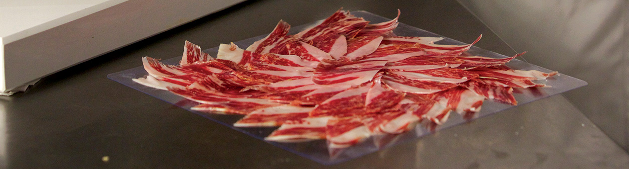 Patabrava, el jamón ibérico que se conserva en un traje de neopreno
