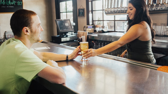 ¿Por qué vamos al bar o al restaurante?